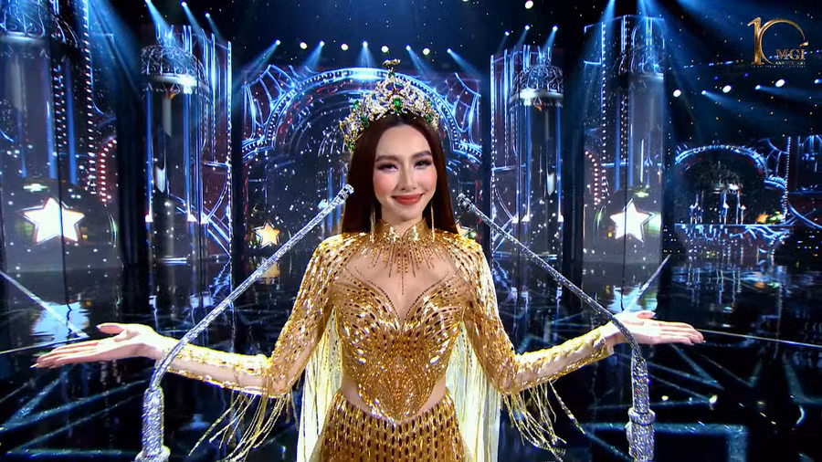Nguyễn Thúc Thùy Tiên phát biểu bằng bốn thứ tiếng tại màn final walk. 