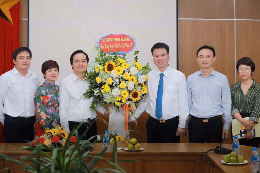 Bộ trưởng Bộ GD&ĐT Phùng Xuân Nhạ đến thăm và chúc mừng Báo nhân Ngày 21/6