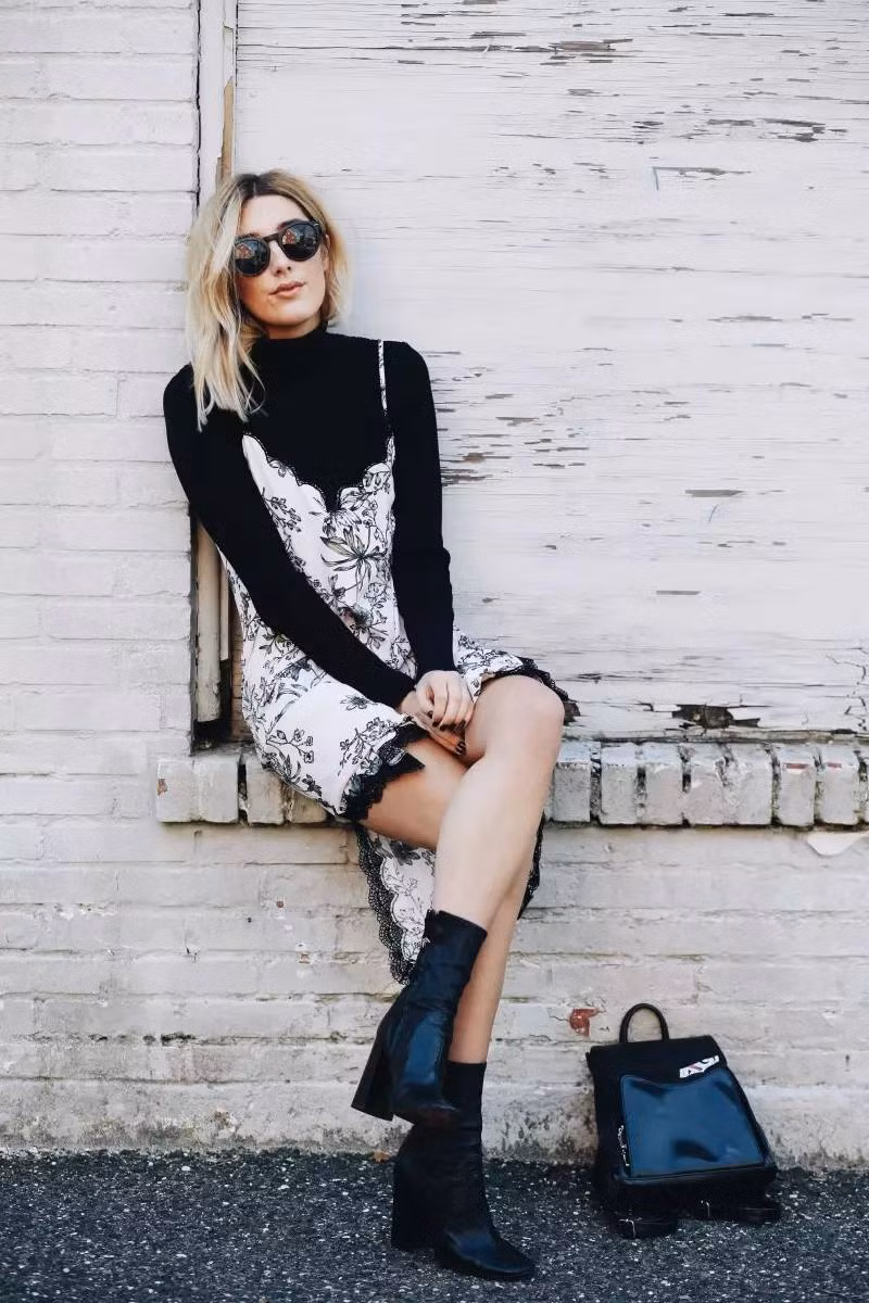 Để xuống phố với diện mạo thật sành điệu, các quý cô có thể diện váy slip dress họa tiết hoa cùng áo cổ lọ và bốt cùng tông màu