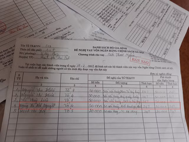 Trong danh sách những người vay vốn thoát nghèo còn có bà Hoàng Thị Ánh Nguyệt, là vợ của ông Hậu được vay 50 triệu đồng