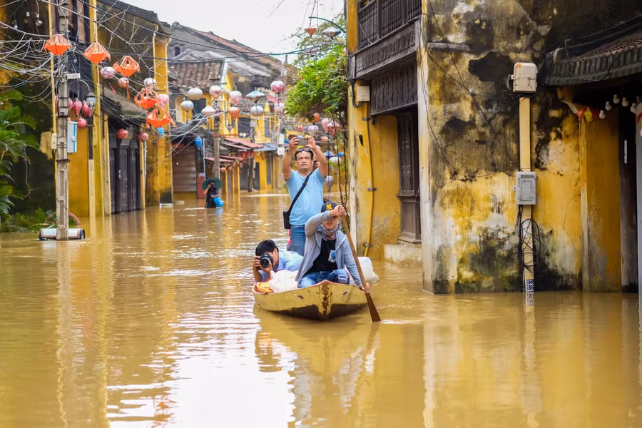 Du khách tham quan phố cổ Hội An bằng ghe thuyền.
