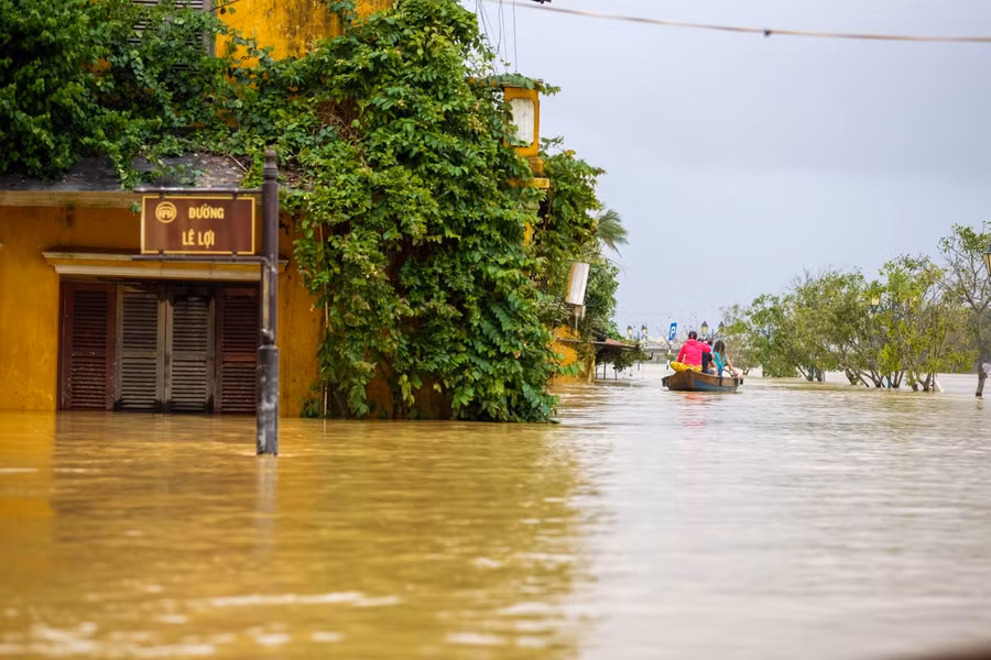 Đi ghe, thuyền ngắm phố cổ dường như đã trở thành “đặc sản” của Hội An mỗi khi tới mùa lũ.