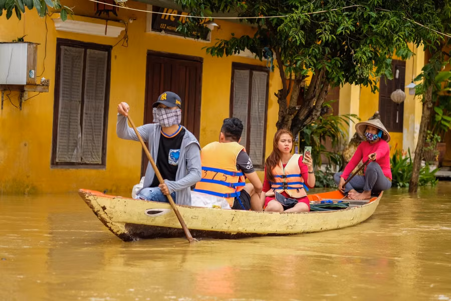 Nhiều du khách đến phố cổ Hội An những ngày này để thuê ghe, thuyền đi tham quan phố cổ.