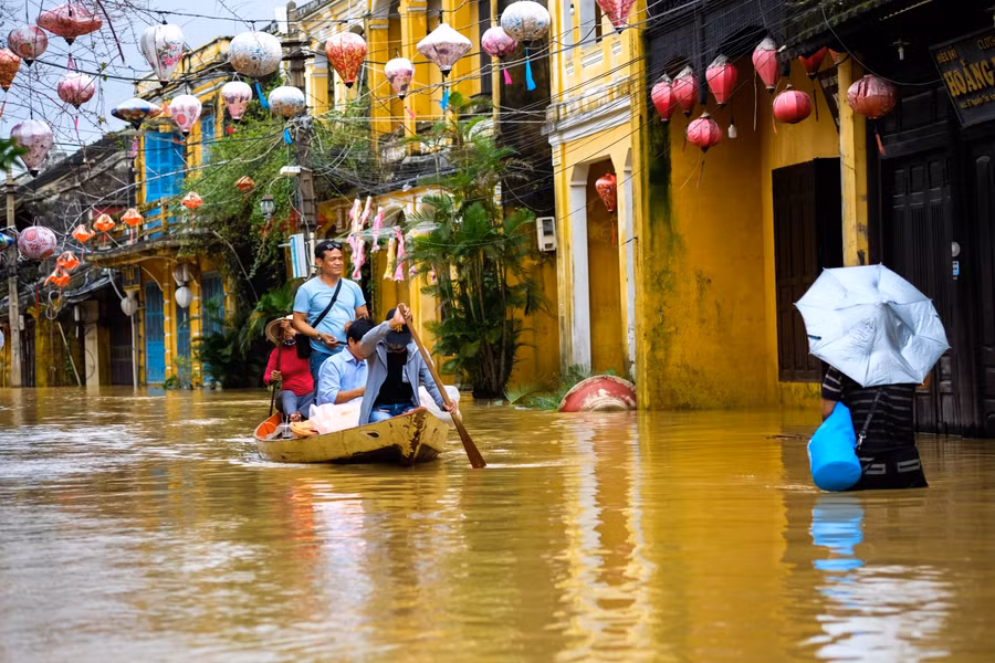 Du khách tỏ ra khá thích thú được tham quan Hội An trong điều kiện đặc biệt như thế này.