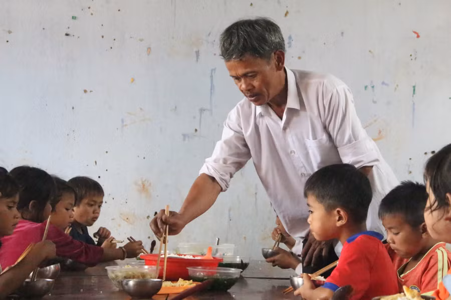 Thầy A Phiên chăm chút, lo cho học sinh từng bữa cơm.