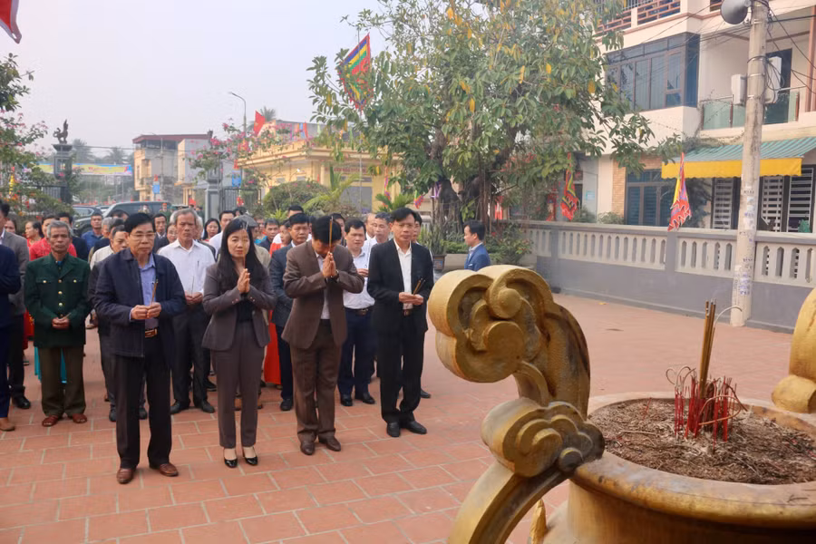 Sau buổi khai mạc, các đại biểu đã đến dâng hương tại Di tích Quốc gia Bảng Môn Đình, Nhà thờ Nguyễn Quỳnh, Đền thờ Bùi Khắc Nhất. (Ảnh: NT).