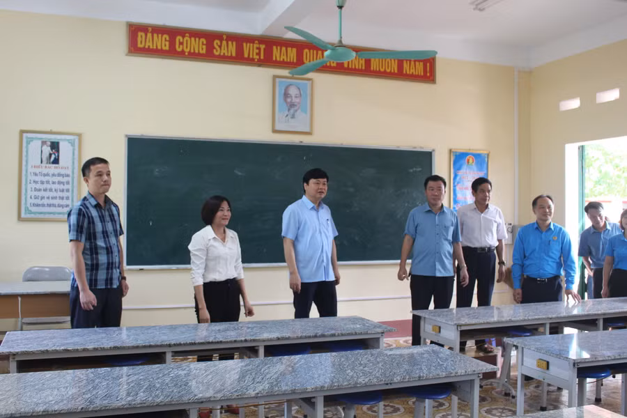 Đoàn công tác kiểm tra cơ sở vật chất tại trường THPT Quy Kỳ. Đoàn công tác kiểm tra cơ sở vật chất tại trường THPT Quy Kỳ.