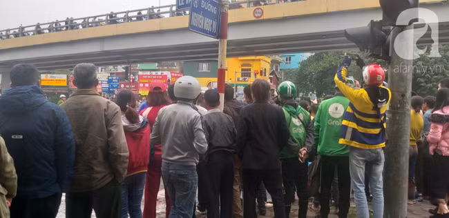 Vụ Mercedes kéo nhiều xe máy bốc cháy, khiến 1 nạn nhân tử vong: Chiếc xe ô tô chồng mới mua vài ngày giao cho vợ sử dụng-4
