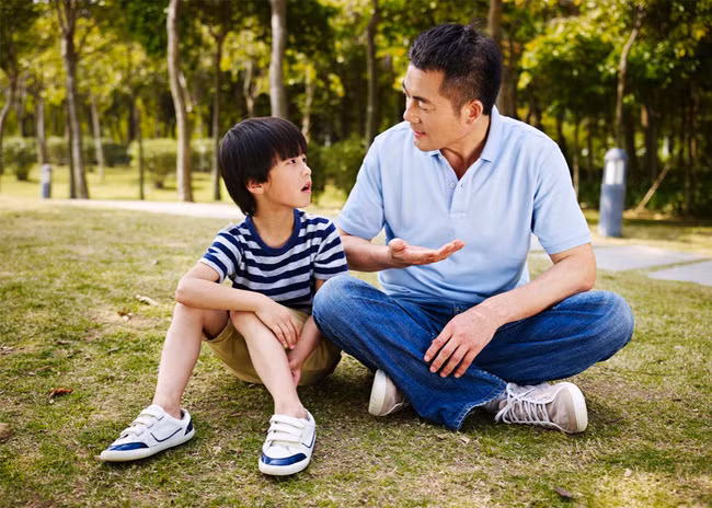 “Nhà mình có giàu không ạ?”: Câu trả lời khác nhau của 2 ông bố khiến cuộc đời con cái rẽ theo 2 hướng trái ngược - Ảnh 2.
