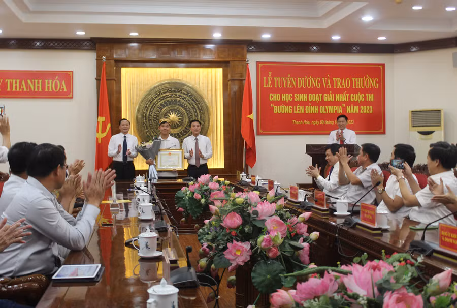 Tỉnh Thanh Hóa thưởng nóng cho nhà vô địch Lê Xuân Mạnh. Ảnh: LT.