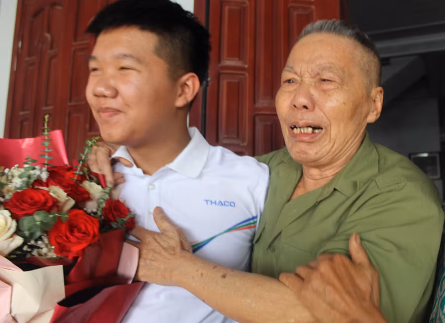 Ông Lê Văn Bào (ông nội của Mạnh) không kìm được những giọt nước mắt khi thấy Mạnh. Ảnh: LT. Ông Lê Văn Bào (ông nội của Mạnh) không kìm được những giọt nước mắt khi thấy Mạnh. Ảnh: LT.