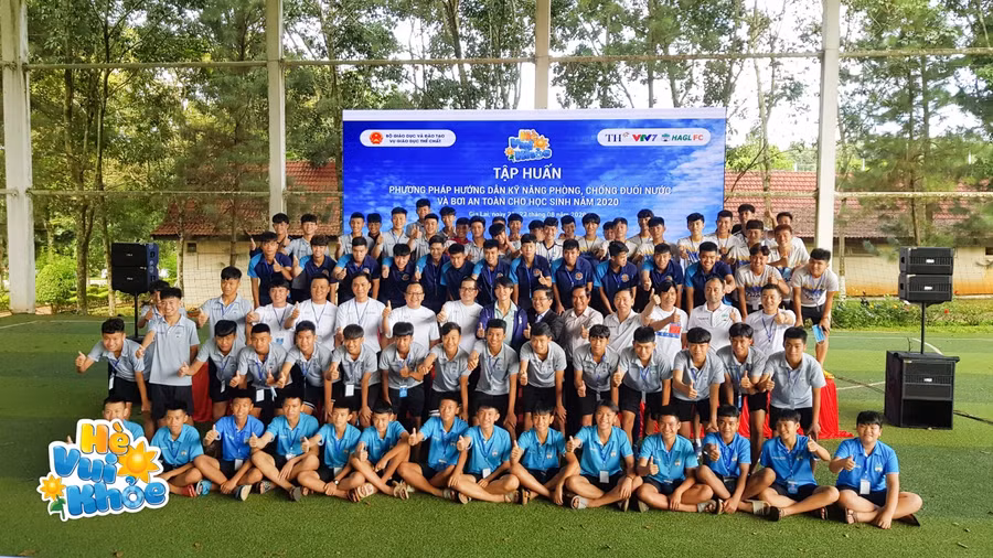 Cầu thủ Nguyễn Tuấn Anh chụp ảnh cùng Ban tổ chức và các học viên tham gia tập huấn tại Gia Lai.