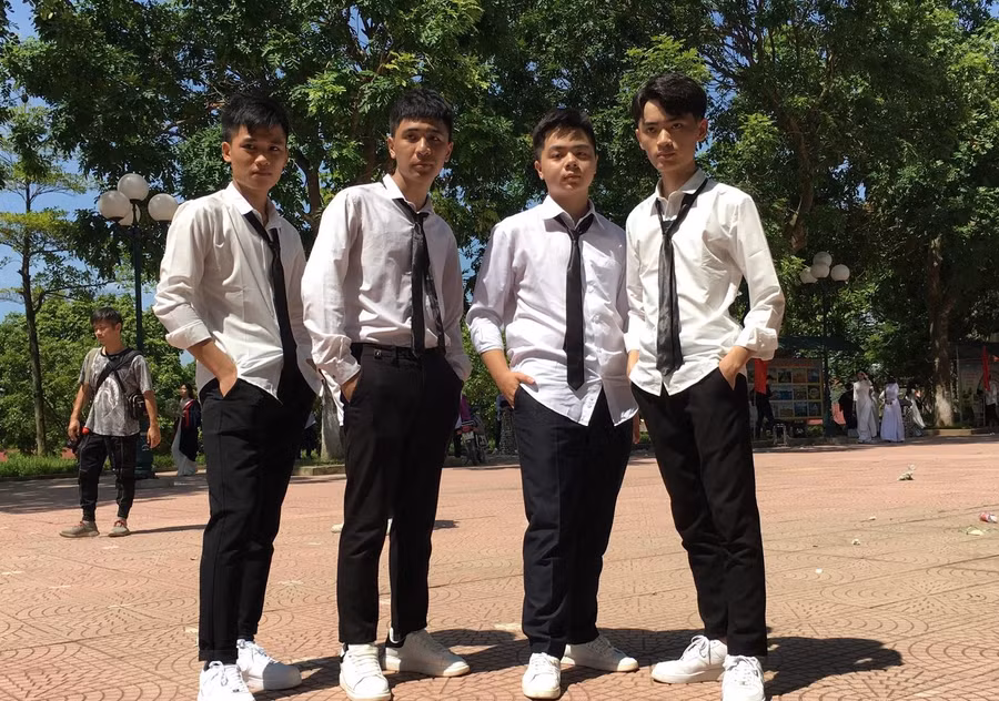 Nguyễn Việt Hưng - học sinh lớp 12A, Trường THPT Thanh Thủy (đứng thứ 2 từ trái sang) cùng các bạn.