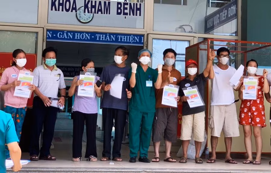9 bệnh nhân nhiễm COVID-19 ở bệnh viện dã chiến Hòa Vang được chữa khỏi bệnh và xuất viện.