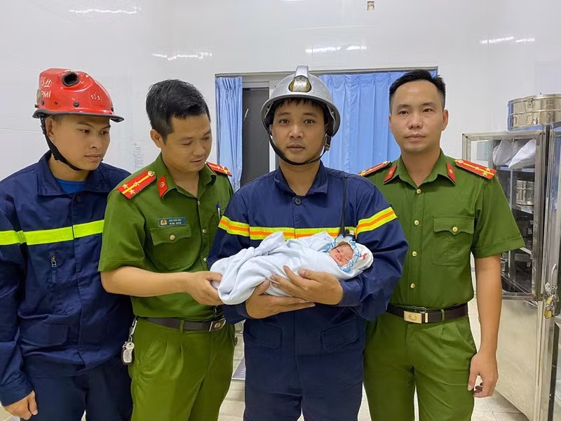 Cơ quan chức năng đã cứu thoát cháu bé. Ảnh: Vietnam net