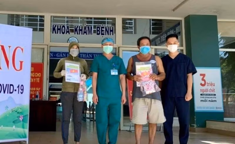 Các bệnh nhân Covid-19 tại Bệnh viện dã chiến Hoà Vang được công bố khỏi bệnh ngày 25/8. Ảnh: CDC Đà Nẵng