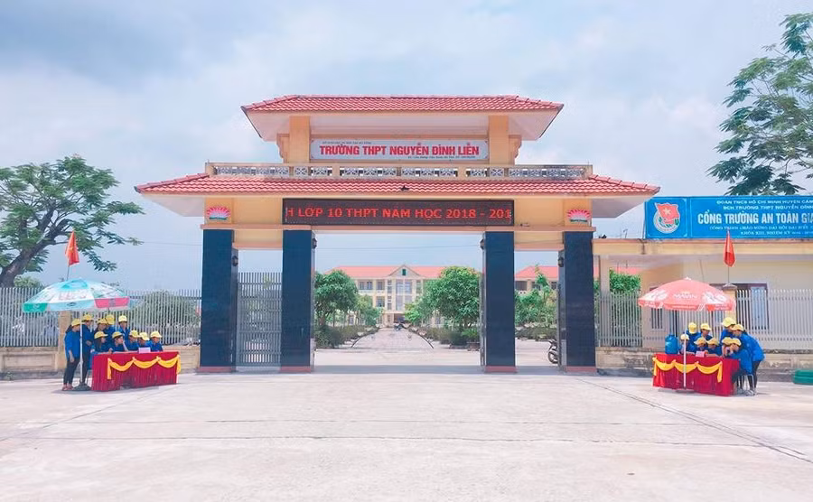 Trường THPT Nguyễn Đình Liễn đã huy động đội thanh niên tình nguyện tiếp sức mùa thi Trường THPT Nguyễn Đình Liễn đã huy động đội thanh niên tình nguyện tiếp sức mùa thi