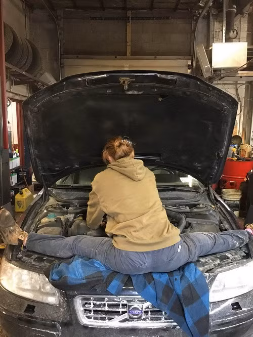 Khi phụ nữ sửa xe. Khi phụ nữ sửa xe.
