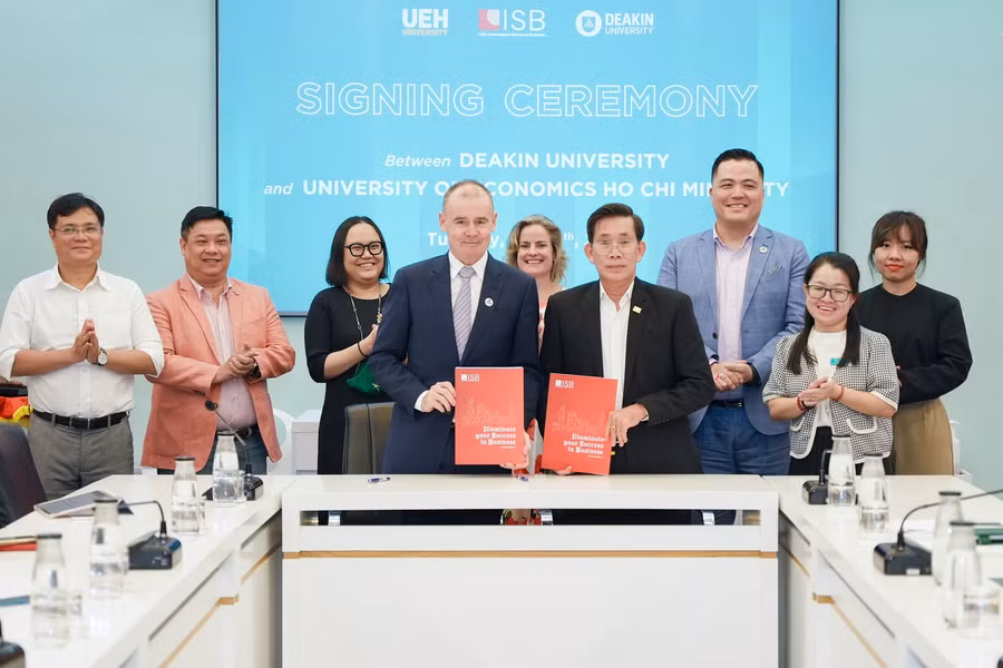 UEH và ĐH Deakin, Australia vui mừng khi cùng nhau đạt được thỏa thuận hợp tác. 