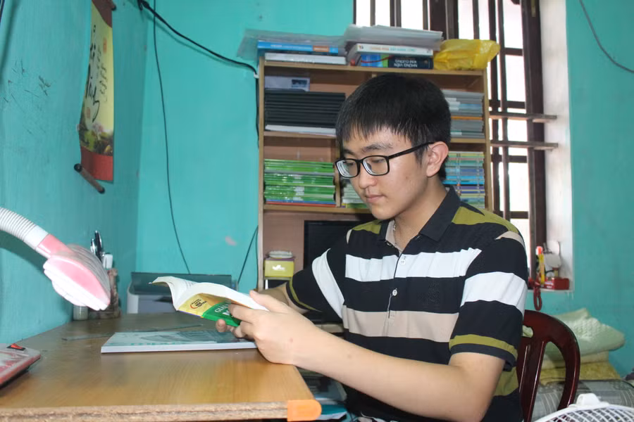 Nguyễn Hải Đăng đang chia sẻ niềm vui cùng mẹ khi đạt thành tích cao trong kỳ thi THPT quốc gia.