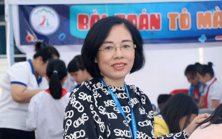 Cô Lê Thị Thu Hường - Hiệu trưởng Trường Tiểu học Đô thị Sài Đồng. Cô Lê Thị Thu Hường - Hiệu trưởng Trường Tiểu học Đô thị Sài Đồng.