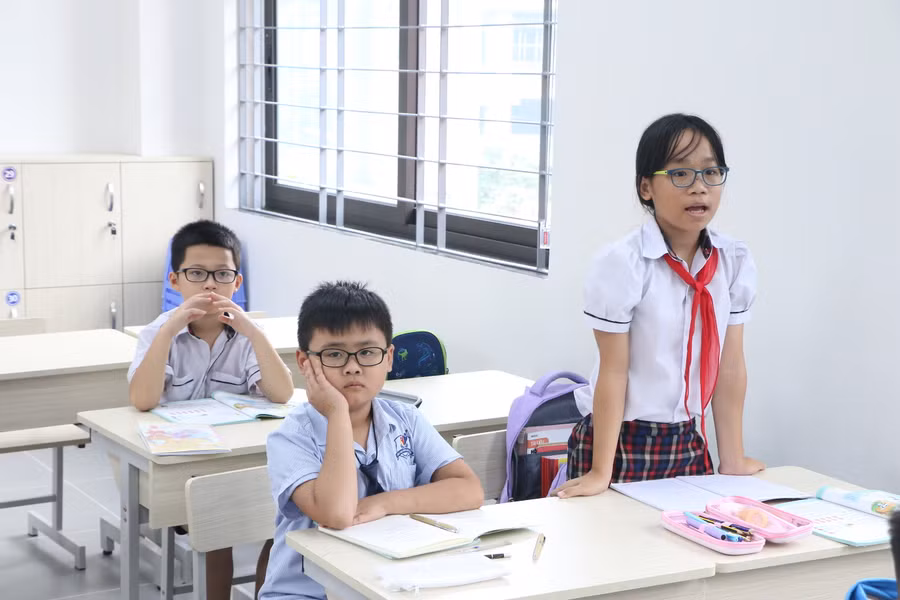 Tại Trường Tiểu học Đô thị Sài Đồng, sĩ số mỗi lớp chỉ hơn 30 học sinh. Tại Trường Tiểu học Đô thị Sài Đồng, sĩ số mỗi lớp chỉ hơn 30 học sinh.