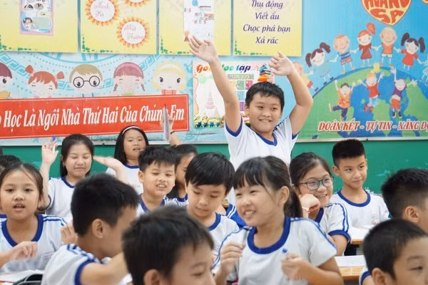 Giáo viên cần theo sát, nắm bắt tâm lý học sinh ngay từ những buổi học đầu năm học. (Ảnh minh họa)