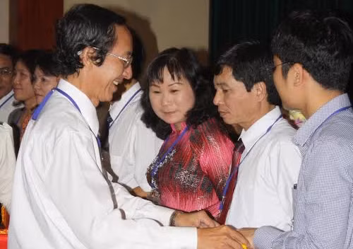 Các đại biểu trao cờ lưu niệm