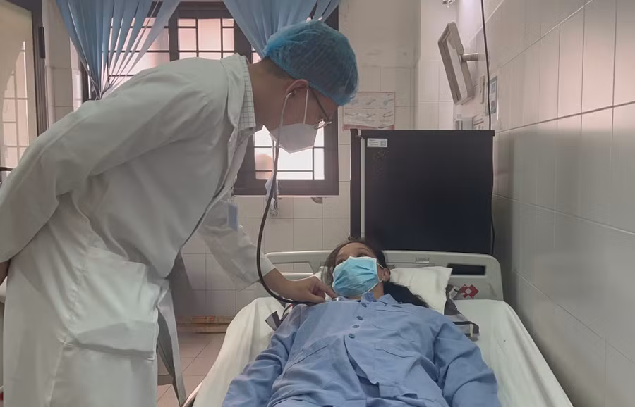 Bác sĩ kiểm tra tình trạng sức khỏe bệnh nhân sau phẫu thuật. Bác sĩ kiểm tra tình trạng sức khỏe bệnh nhân sau phẫu thuật.