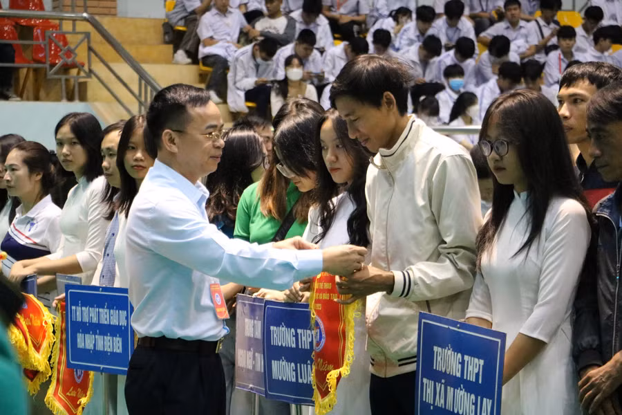 Ông Nguyễn Văn Đoạt, Giám đốc Sở GD&amp;ĐT tỉnh Điện Biên trao cờ lưu niệm cho các đoàn vận động viên.