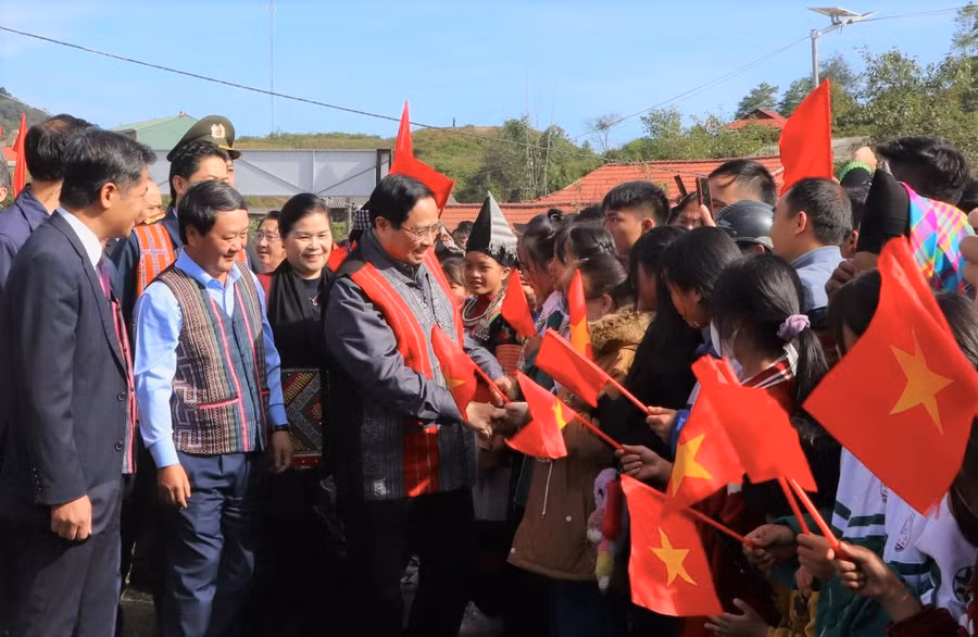 Thủ tướng Phạm Minh Chính cùng Đoàn công tác thăm hỏi học sinh trên địa bàn xã Sà Dề Phìn.