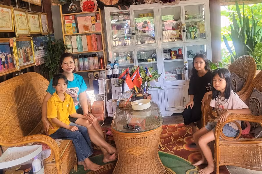 Học sinh thường xuyên đến thăm cô Thùy dù cô đã nghỉ hưu.