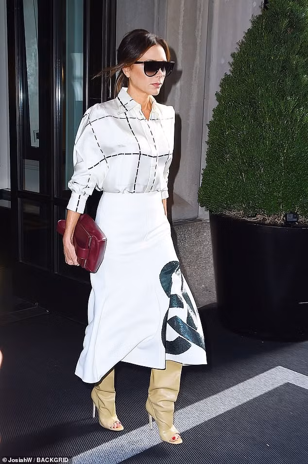 victoria beckham sanh dieu ra pho voi trang phuc tu thiet ke hinh 10