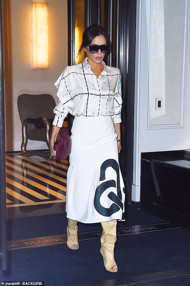 victoria beckham sanh dieu ra pho voi trang phuc tu thiet ke hinh 3