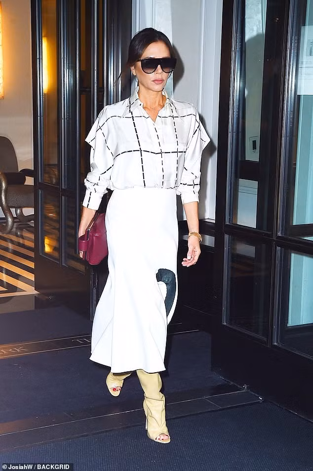 victoria beckham sanh dieu ra pho voi trang phuc tu thiet ke hinh 8