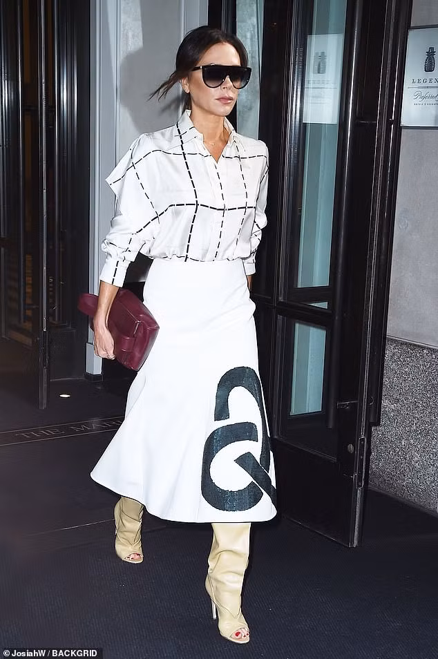 victoria beckham sanh dieu ra pho voi trang phuc tu thiet ke hinh 1