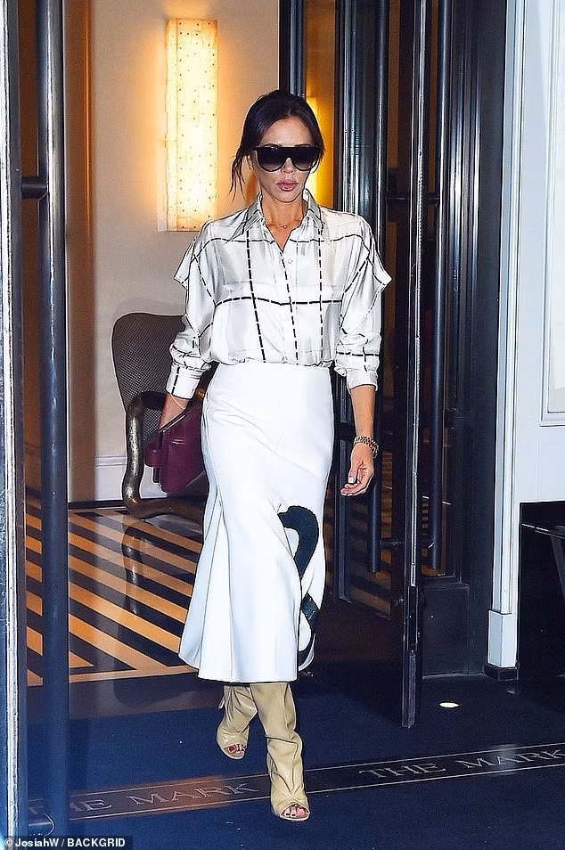 victoria beckham sanh dieu ra pho voi trang phuc tu thiet ke hinh 6