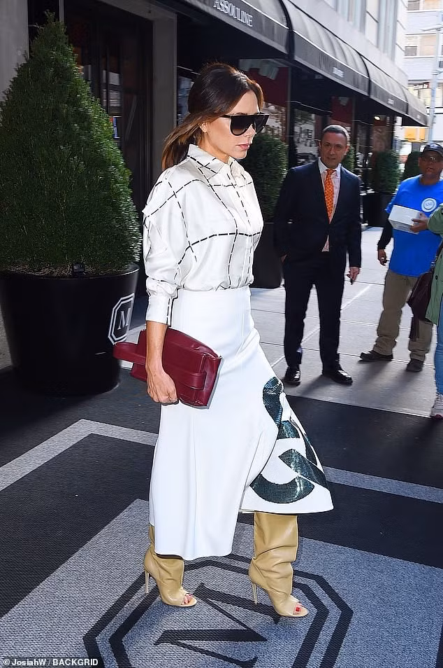 victoria beckham sanh dieu ra pho voi trang phuc tu thiet ke hinh 7