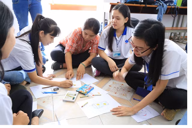 Sinh viên HUFI trong giờ làm việc nhóm Sinh viên HUFI trong giờ làm việc nhóm