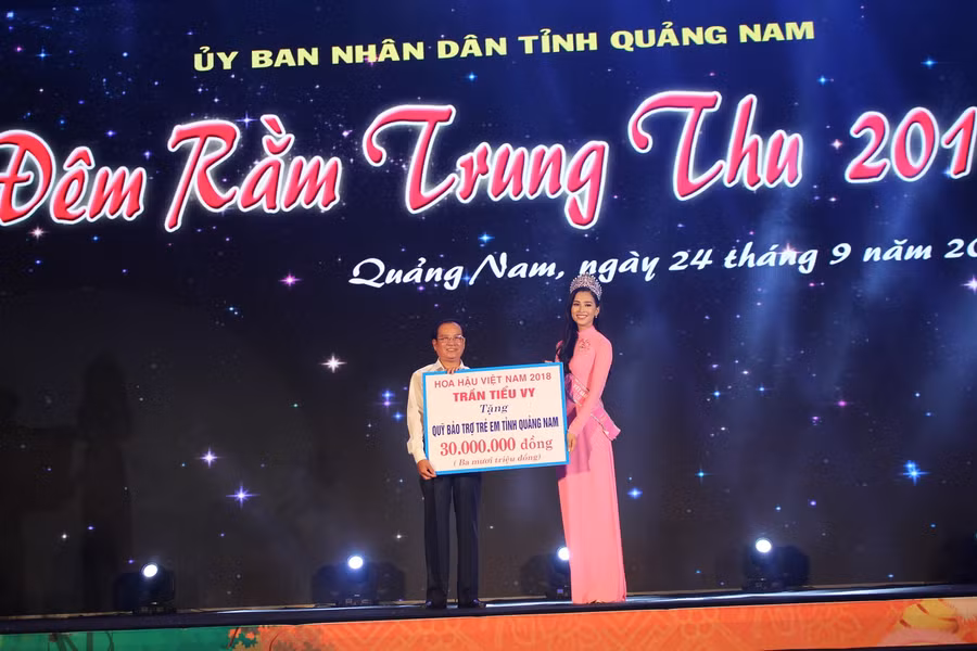 Hoa hậu Tiểu Vy tặng số tiền cho quỹ bảo trở trẻ em tỉnh Quảng Nam. Hoa hậu Tiểu Vy tặng số tiền cho quỹ bảo trở trẻ em tỉnh Quảng Nam.
