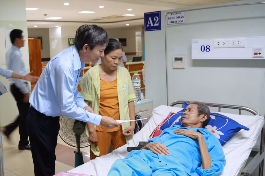 Điện lực miền Trung trao tặng quà cho bệnh nhân mắc bệnh ung thư đang điều trị tại bệnh viện Ung bướu Đà Nẵng