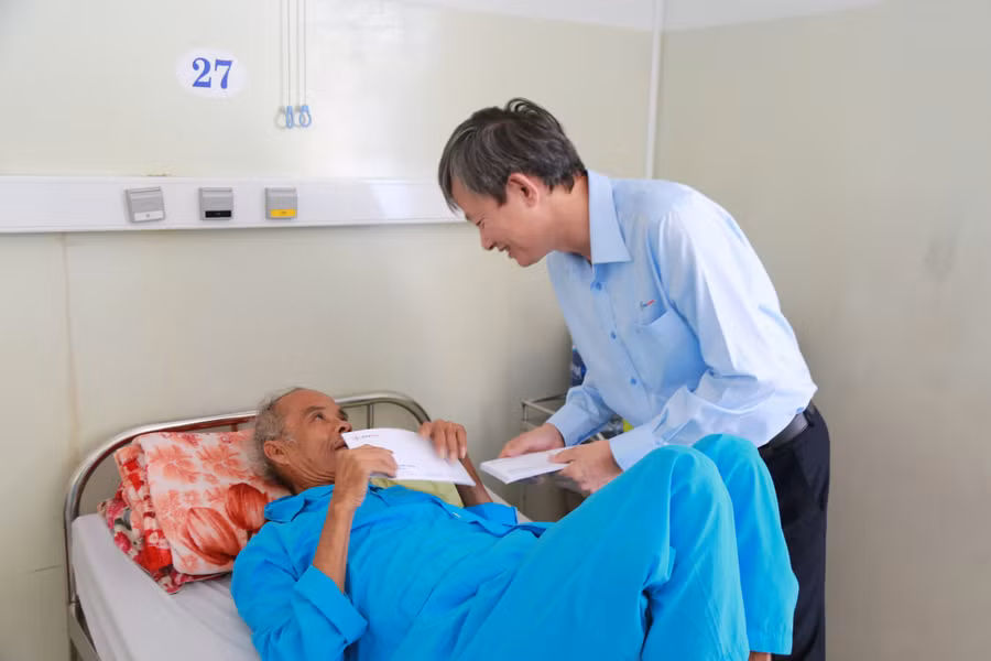 Toàn bộ số tiền 250 triệu đồng trao quà đợt này được trích từ quỹ phúc lợi của EVNCPC. Toàn bộ số tiền 250 triệu đồng trao quà đợt này được trích từ quỹ phúc lợi của EVNCPC.