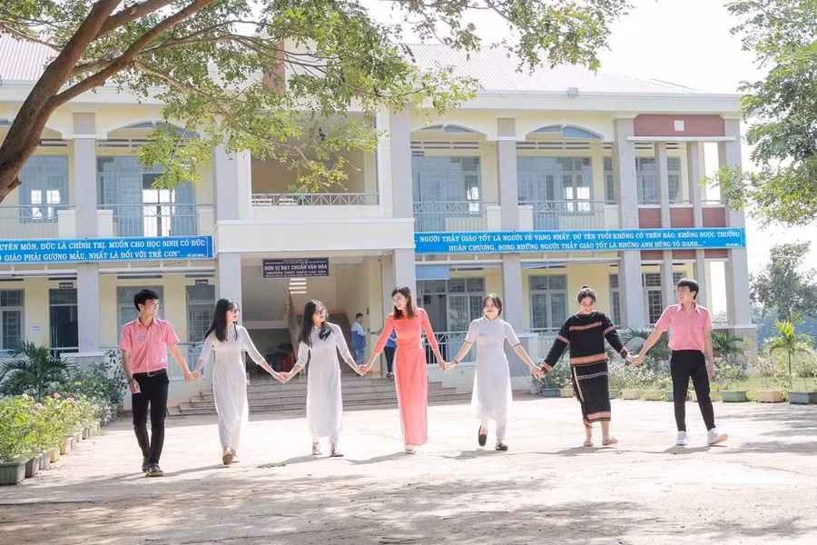 Cô và trò trường THPT Trần Cao Vân