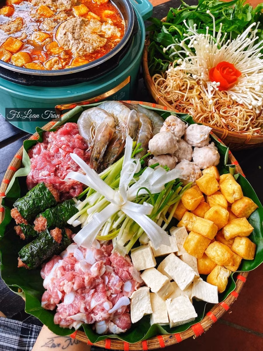 Mẹt đồ nhúng ăn kèm lẩu riêu cua.