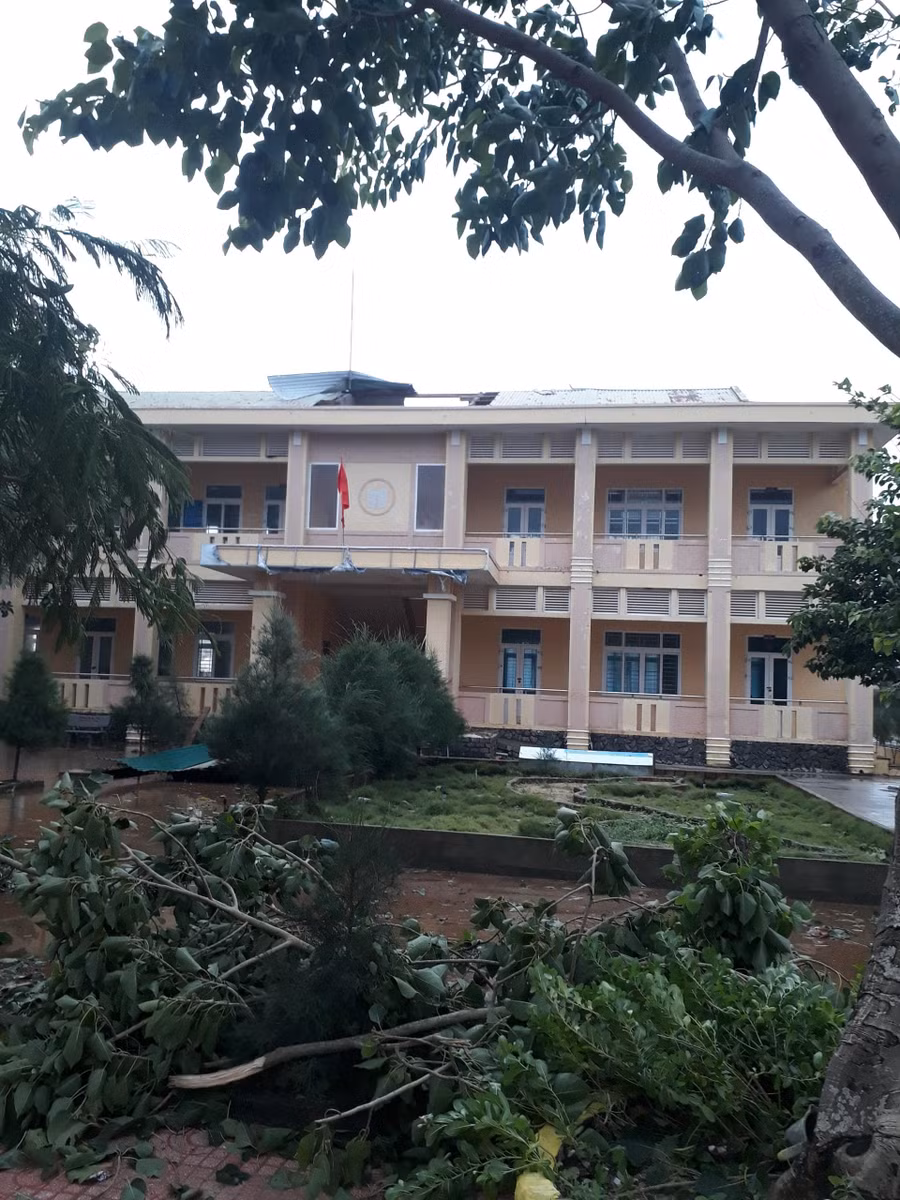 Bão Noru cũng khiến nhiều trường học trên đảo bị tốc mái. Bão Noru cũng khiến nhiều trường học trên đảo bị tốc mái.