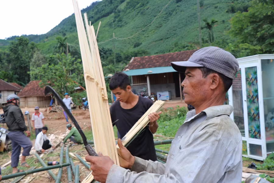 Không ai bảo ai, mỗi người một phần việc giúp bà con trong làng dựng lại nhà.