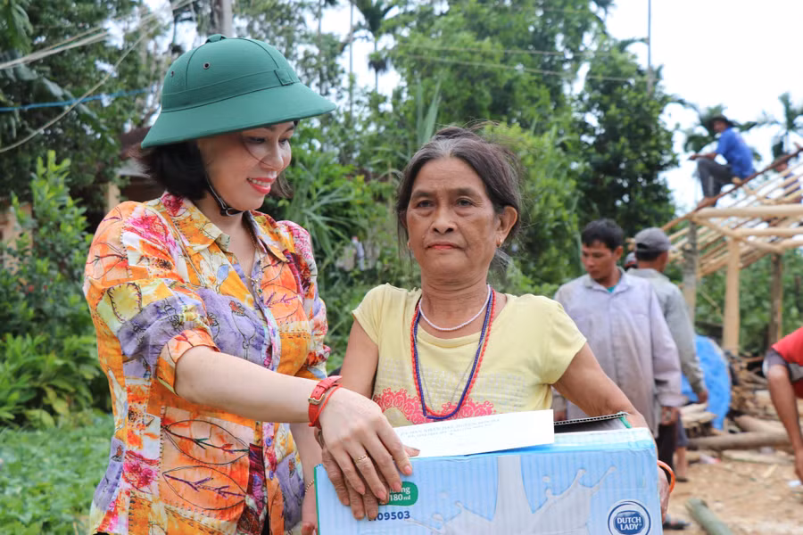 Huyện Sơn Hà cũng đã đến thăm hỏi, tặng quà cho gia đình các trường hợp có nhà sập do mưa, bão.