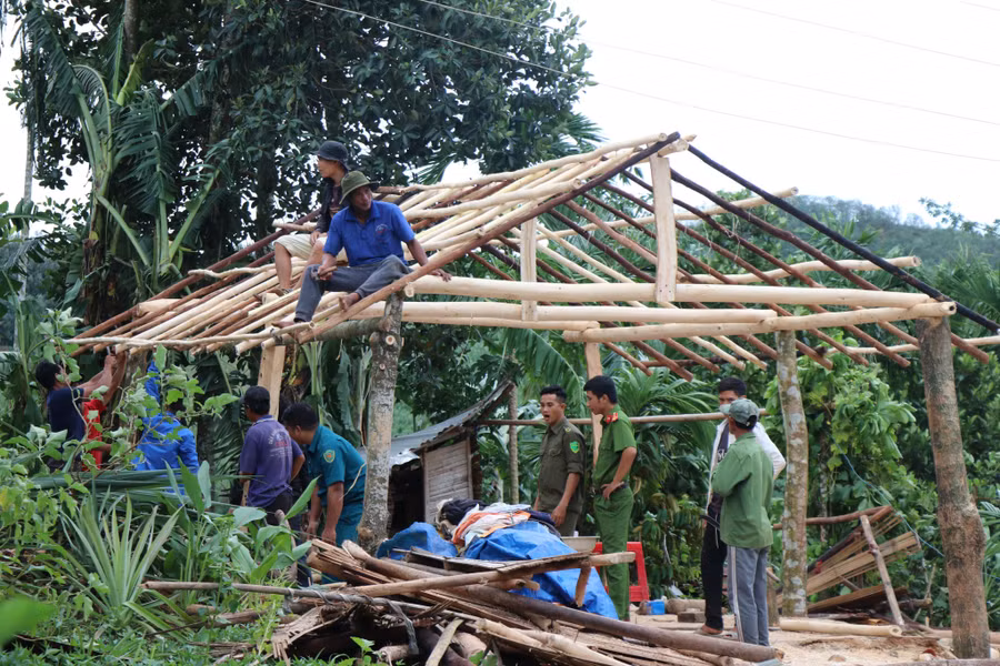 Chính quyền xã, cùng lực lượng công an, dân quân tự vệ cũng tham gia hỗ trợ người dân dựng lại nhà cửa.
