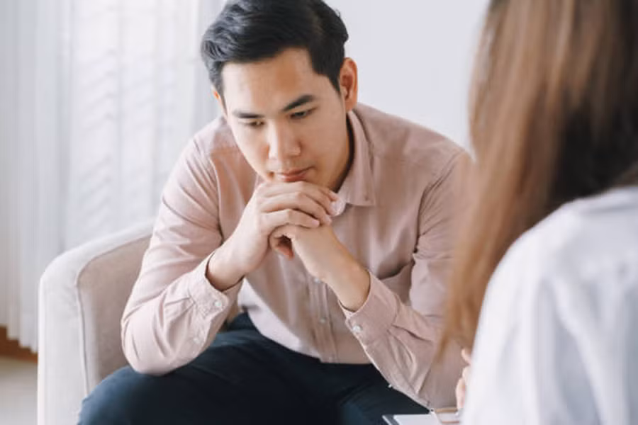 Nếu anh ấy hủy kết bạn, hủy theo dõi hoặc chặn bạn trên bất kỳ nền tảng mạng xã hội nào thì đó là một dấu hiệu cảnh báo. (Ảnh: ITN).