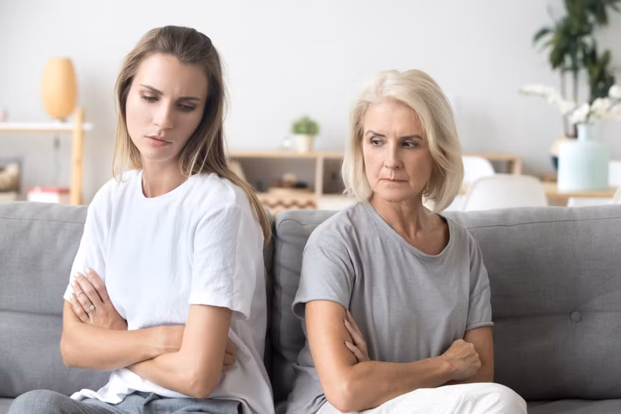 Đừng yêu cầu hoặc mong đợi bạn trai hay bố mẹ anh ấy hành động hoặc suy nghĩ khác. (Ảnh: ITN).
